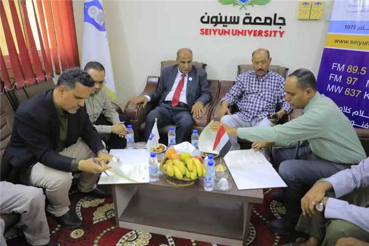الوكيل بارباع يرعى توقيع اتفاقية شراكة بين جامعة سيئون وإذاعة سيئون