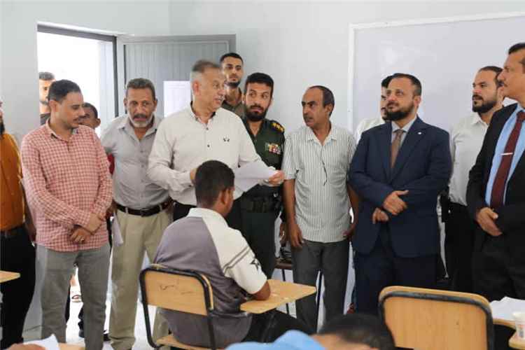 الوكيل كليب والجاوي واليزيدي يدشنان الاختبارات النظرية في المعاهد التقنية والمهنية بالعاصمة عدن