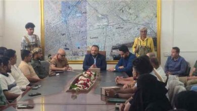 اليزيدي يوجه بتعزيز روح العمل الواحد والانضباط الوظيفي وتحسين الإيرادات