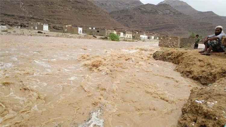 المشهد اليمني - انتشال جثتين مجهولتين جرفتهما السيول في إب.. والبحث مستمر عن ثالث