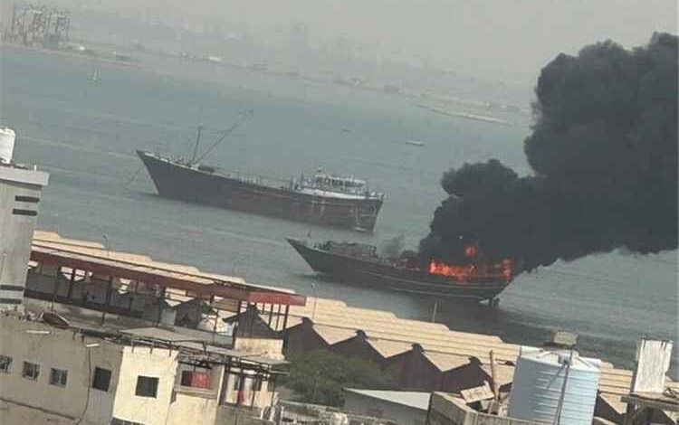 اندلاع حريق في سفينة شحن قبالة ميناء المعلا بعدن