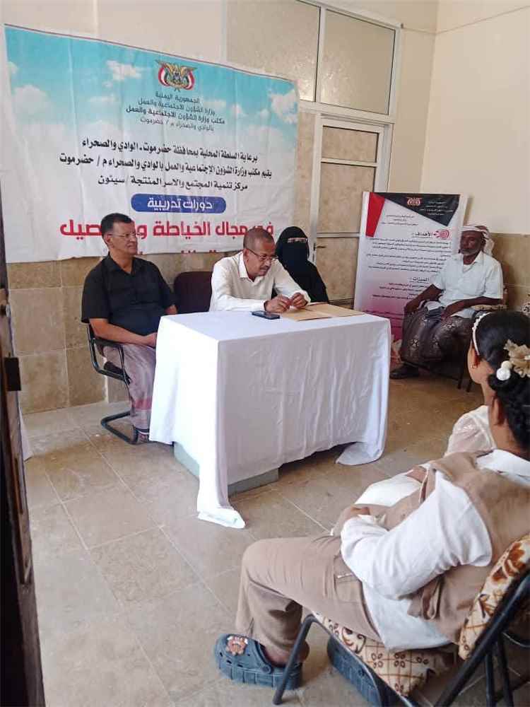 باحشوان يشهد اختتام دورة الخياطة بمركز الأسر المنتجة وتنمية المجتمع بوادي حضرموت بمشاركة 33 متدربة