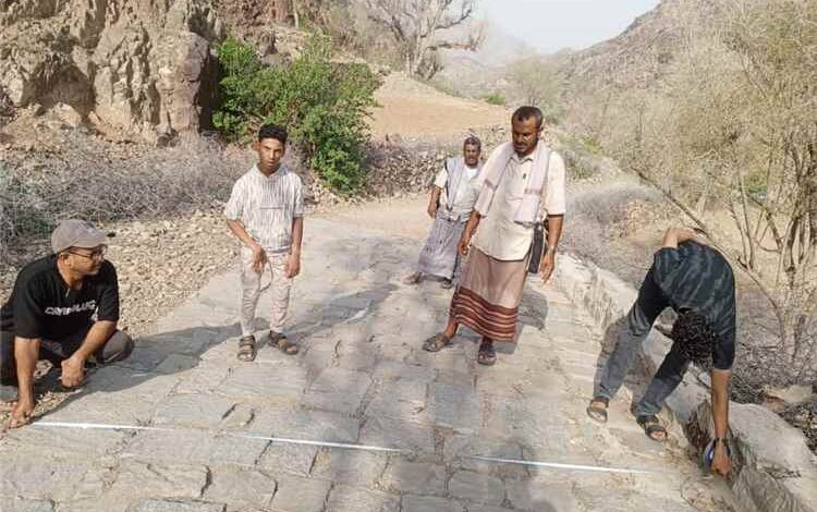 بتكليف من مدير عام حالمين.. نزول ميداني لاستكمال رصف المرحلة الثالثة بعقبة عرز
