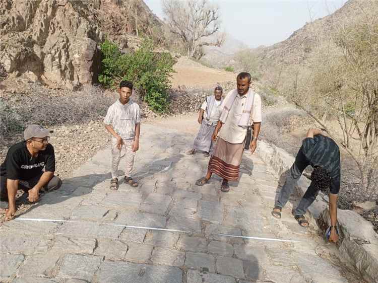بتكليف من مدير عام حالمين.. نزول ميداني لاستكمال رصف المرحلة الثالثة بعقبة عرز