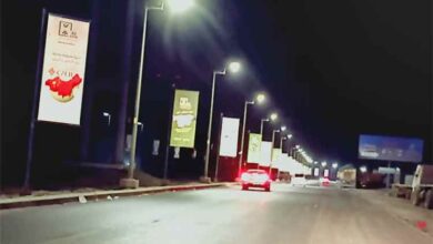 بتوجيهات المحافظ .. أشغال عدن  يعيد تأهيل إنارةخط كالتكس -  "أبو حربا" الحسوة