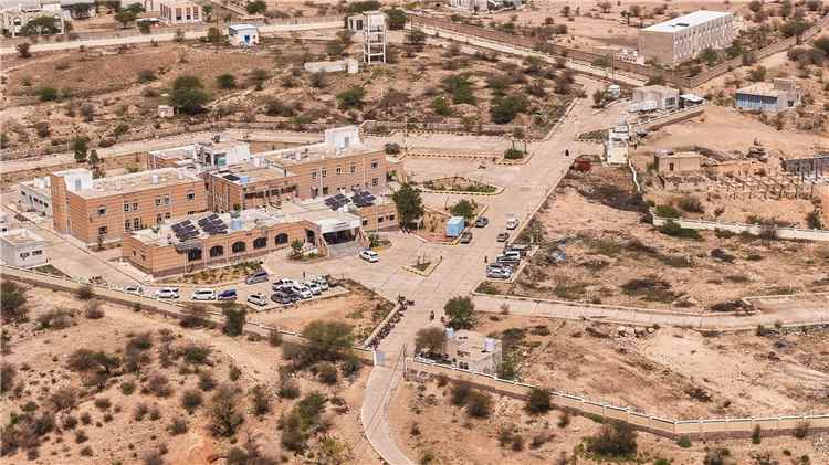 بتوجيهات المحافظ القبّة.. ربط وتشغيل هيئة مستشفى الضالع عبر خط الكهرباء الساخن