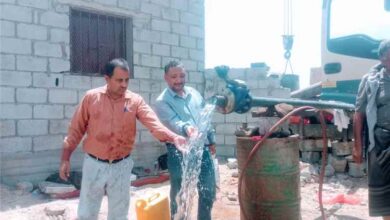بتوجيهات المحافظ، فريق مياه الريف يشرف على الضخ التجريبي بالطاقة الشمسية لمشروع مياه وادي مذاب بالمصينعة شبوة.