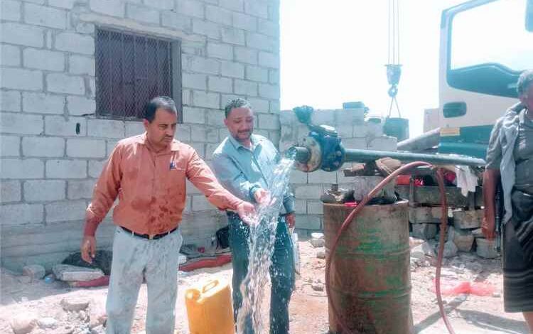 بتوجيهات المحافظ، فريق مياه الريف يشرف على الضخ التجريبي بالطاقة الشمسية لمشروع مياه وادي مذاب بالمصينعة شبوة.