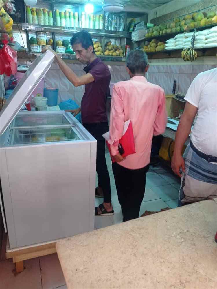 بتوجيهات مدير عام المعلا.. حملة رقابية تضبط مخالفات صحية في عدد من المنشآت الغذائية