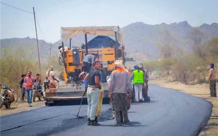 بتوجيهات معالي وزير الأشغال ومتابعة السلطة المحلية بالمحافظة.. بدء سفلتة طريق الحصين الشعيب