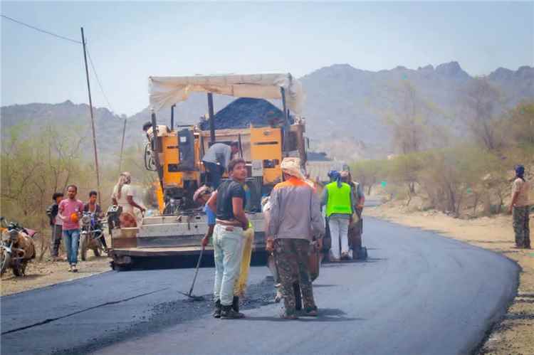 بتوجيهات معالي وزير الأشغال ومتابعة السلطة المحلية بالمحافظة.. بدء سفلتة طريق الحصين الشعيب