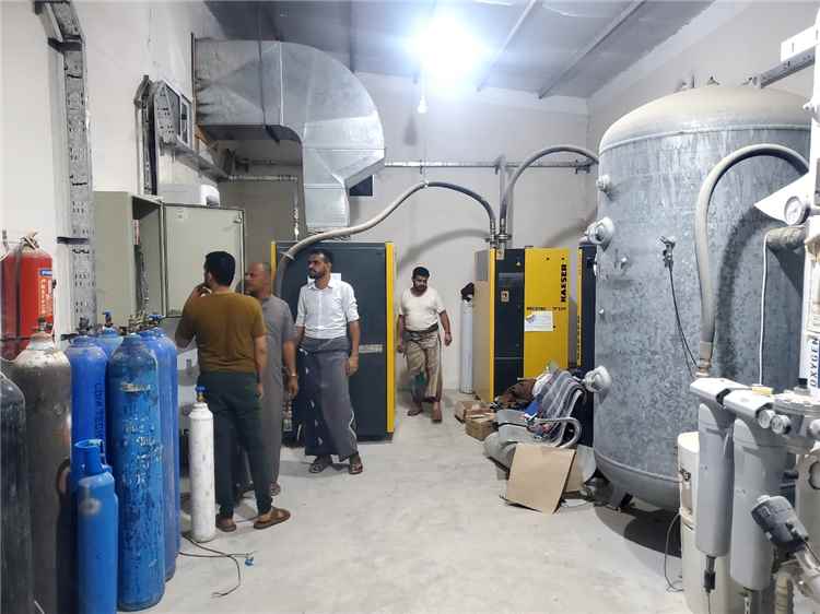 بتوجيهات وإشراف مدير مكتب الصحة والسكان بمديرية الشحر.. استمرار أعمال صيانة مصنع الأكسجين