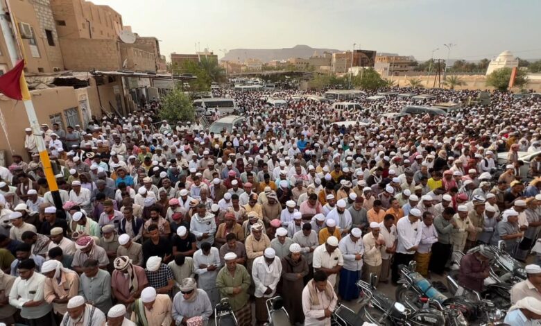 بحضور رسمي وشعبي كبير.. حضرموت تودع الشيخ العلامة المفتي علي بن سالم بكير باغيثان في تشييع مهيب بمدينة تريم