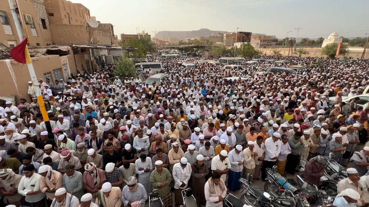 بحضور رسمي وشعبي كبير.. حضرموت تودع الشيخ العلامة المفتي علي بن سالم بكير باغيثان في تشييع مهيب بمدينة تريم