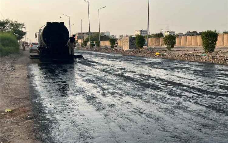 بدء رش مادة (MC) تمهيدًا لسفلتة طريق دار سعد – الحوطة