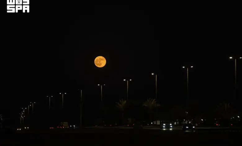بدر يوليو يُزيّن سماء الحدود الشمالية ويستقطب هواة الرصد والتصوير