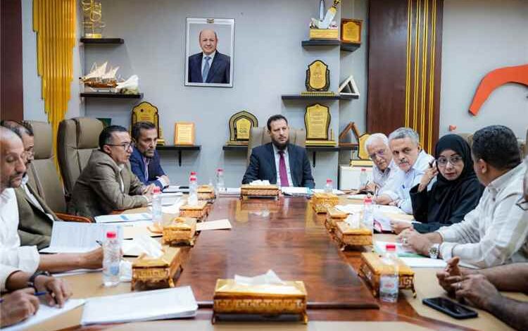 برئاسة المحافظ عبد الرحمن شيخ..إقرار حزمة من المشاريع في قطاعات الطرق والمياه والصرف الصحي والأشغال العامة