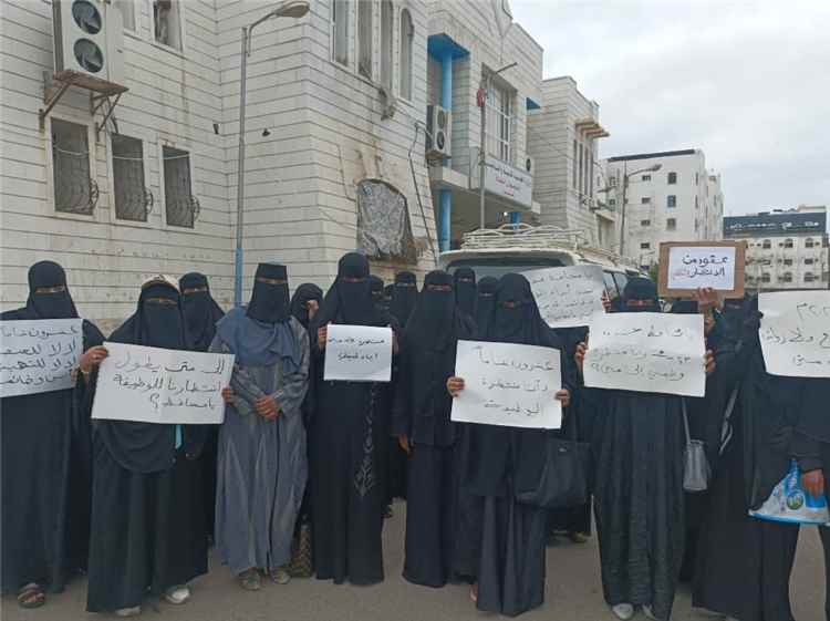 بعد انتظار دام قرابة عقدين.. وقفة احتجاجية للمقبولين في وظائف 2025 للمطالبة باستكمال إجراءات التعيين بعدن