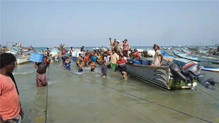 بعد ثلاثة أشهر من الاحتجاز.. عودة 15 صيادًا من إريتريا إلى الخوخة