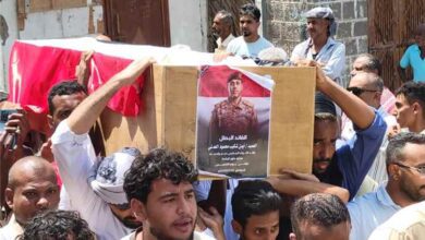 بعد سنوات من مغادرتها قسرًا.. عدن تودّع أحد أبرز قادة تحريرها العميد أيمن شكيب العدني إلى مثواه الأخير