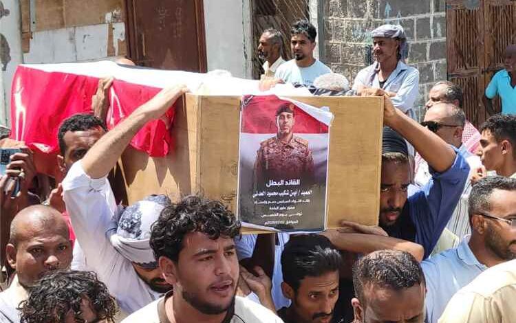 بعد سنوات من مغادرتها قسرًا.. عدن تودّع أحد أبرز قادة تحريرها العميد أيمن شكيب العدني إلى مثواه الأخير