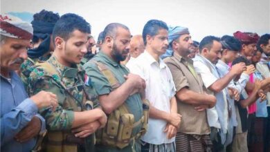 بموكب جنائزي مهيب يتقدمه محافظ الضالع.. تشييع الشهيدالنجار ضابط أمن سوق سناح