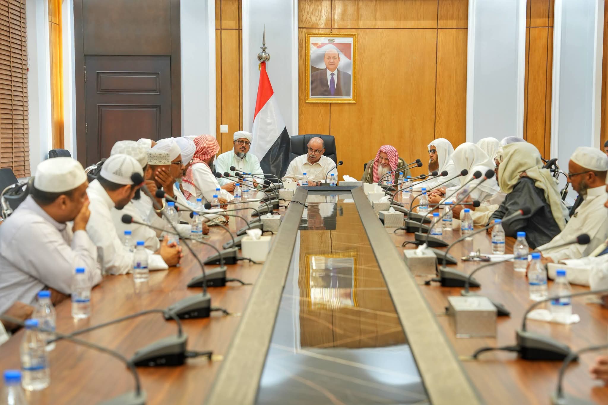 تحصين الفكر وجاهزية الردع.. الخنبشي يحشد علماء حضرموت لمواجهة الإرهاب الحو.. وينفي مزاعم تقاسم النفط..