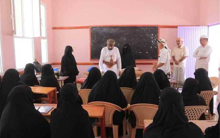تدشين المخيم الصيفي الإبداعي النسوي بمديرية شبام لتعزيز المهارات والإبداع لدى المشاركات