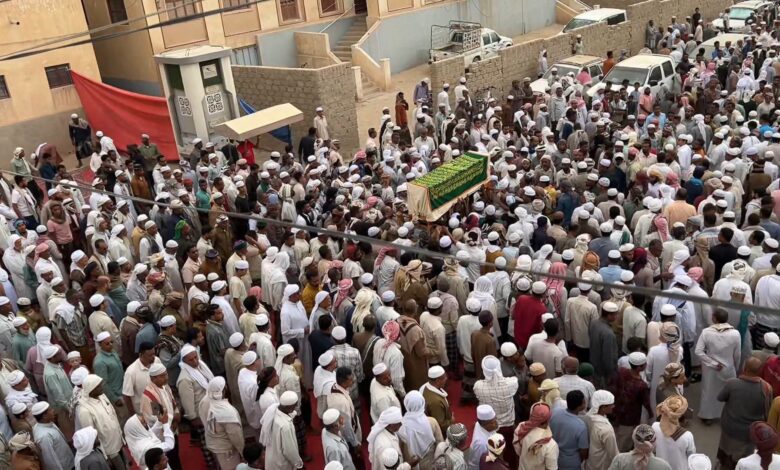 تريم تودّع مفتي حضرموت.. آلاف المشيعين يرافقون الشيخ علي باغيثان إلى مثواه الأخير.