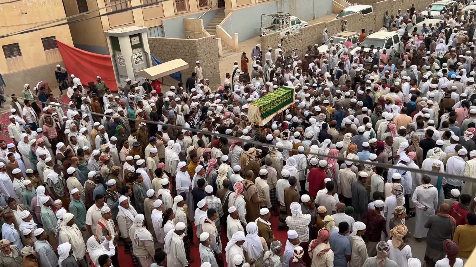 تريم تودّع مفتي حضرموت.. آلاف المشيعين يرافقون الشيخ علي باغيثان إلى مثواه الأخير.