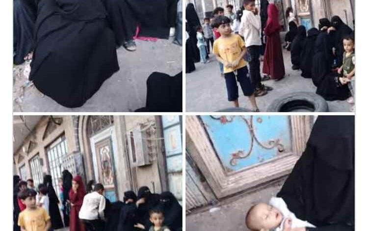 تشريد 20 أسرة نازحة إلى العراء بعد مداهمة أمنية بتعز