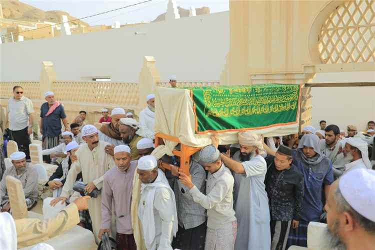 تشييع رسمي وشعبي لجثمان عضو مجلس الشورى الشيخ العلامة علي سالم بكير باغيثان بتريم