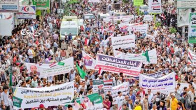 تظاهرة حاشدة في تعز تدعو للحسم العسكري وفك الحصار وتتضامن مع السعودية