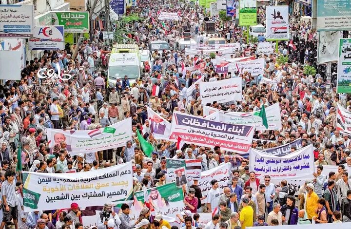 تظاهرة حاشدة في تعز تدعو للحسم العسكري وفك الحصار وتتضامن مع السعودية