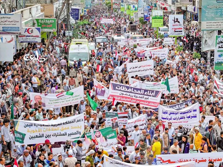 تظاهرة حاشدة في تعز تدعو للحسم العسكري وفك الحصار وتتضامن مع السعودية