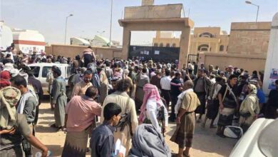 تظاهرة شعبية في عتق ترفض الإفراج عن مدانين بالإرهاب ضمن صفقة تبادل الأسرى مع الحوثيين