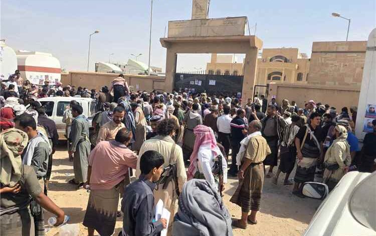 تظاهرة شعبية في عتق ترفض الإفراج عن مدانين بالإرهاب ضمن صفقة تبادل الأسرى مع الحوثيين