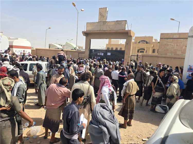 تظاهرة شعبية في عتق ترفض الإفراج عن مدانين بالإرهاب ضمن صفقة تبادل الأسرى مع الحوثيين