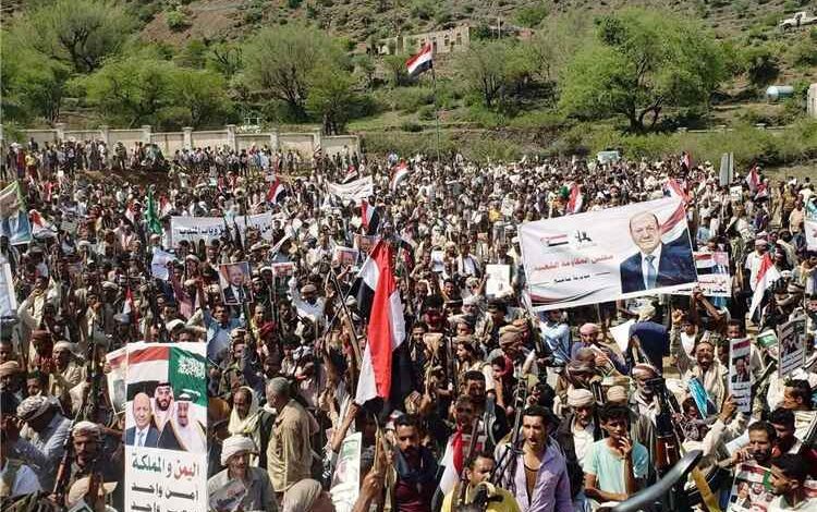 المشهد اليمني - تعز تشتعل.. قبائل الحجرية تُعلن تأييدها للعليمي وتتوعد الحوثيين