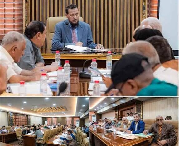 تغييرات واسعة في عدن.. المحافظ عبدالرحمن شيخ يصدر حزمة قرارات جديدة تشمل مديري المديريات والمكاتب التنفيذية