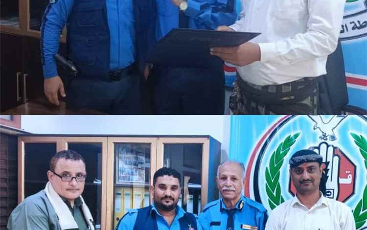 تكريم شرطي مرور متميز في العاصمة عدن.. والشاؤوش: يعلق