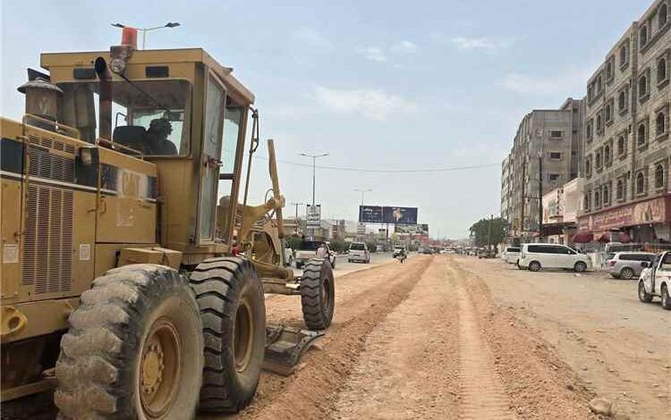 تواصل أعمال توسعة شارع الأربعين في عتق