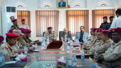 توجيهات رئاسية تشدد على وحدة القرار العسكري ورفع الجاهزية في حضرموت في ظل التهديدات الحوثية للملاحة البحرية
