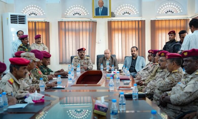 توجيهات رئاسية تشدد على وحدة القرار العسكري ورفع الجاهزية في حضرموت في ظل التهديدات الحوثية للملاحة البحرية