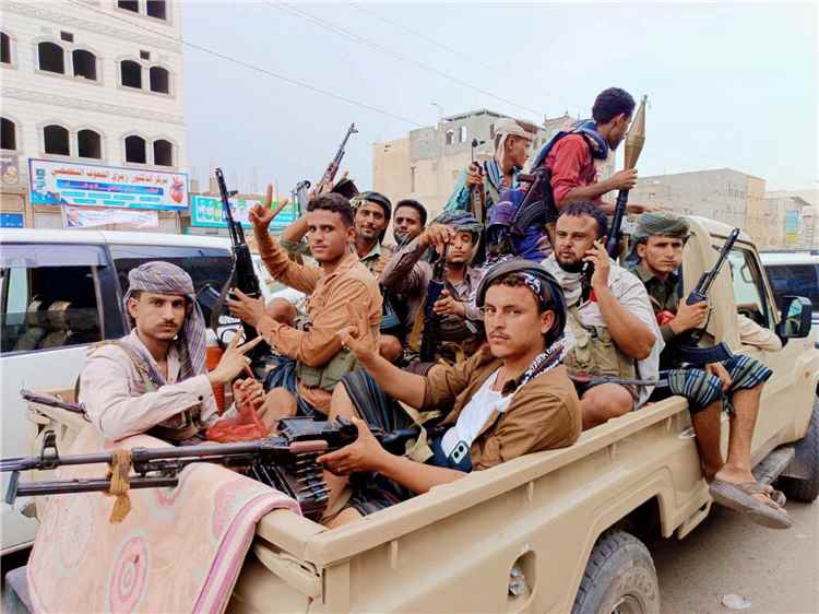 جموع قبلية من ردفان تصل عدن رفضًا لأي توجه لإطلاق سراح متهمين باغتيال الشهيد ثابت جواس