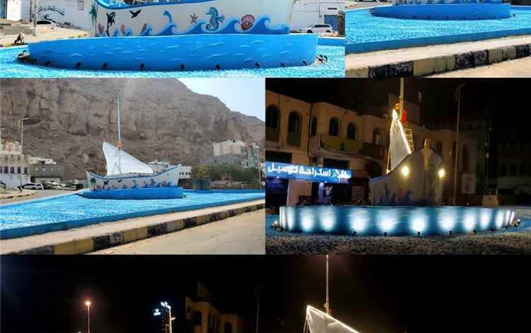 جهود مشتركة بين صندوق النظافة والتحسين وشباب حي الشهيد خالد تُعيد مجسم المركب إلى رونقه الجمالي