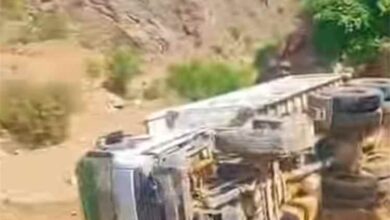 حادث انقلاب شاحنة في "ركب حوج" دون إصابات بشرية، والعمل مستمر في طريق باتيس-رصد-لبعوس
