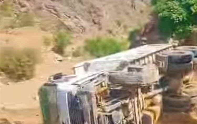 حادث انقلاب شاحنة في "ركب حوج" دون إصابات بشرية، والعمل مستمر في طريق باتيس-رصد-لبعوس