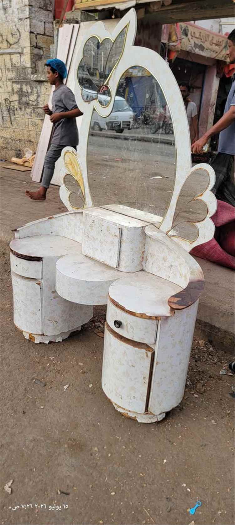 حراج الشيخ عثمان في عدن.. أثاث المنازل يتحول إلى مصدر دخل وسط تزايد الضغوط المعيشية