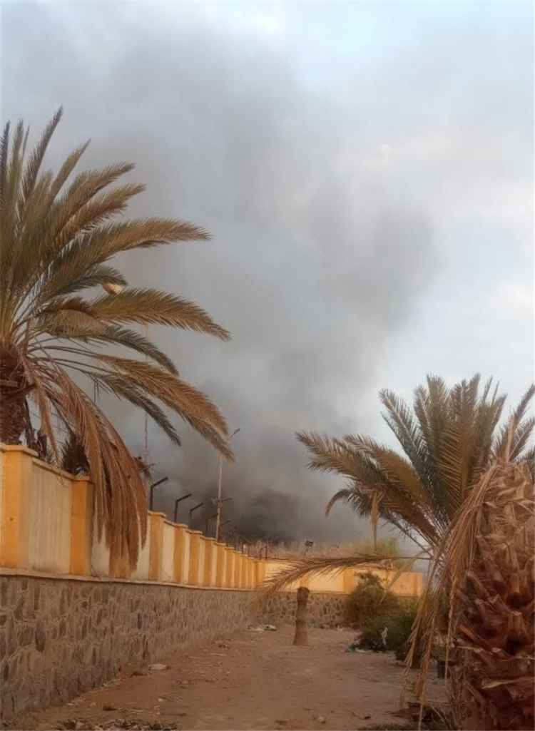 حريق يطال أجزاء من مصنع "سنو كريم" في المنصورة بعدن